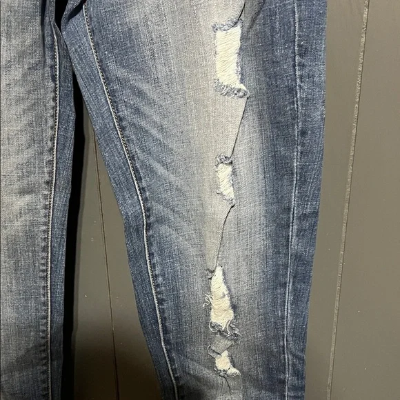 NWT KanCan Women's Skinny Jeans in Distressed Blue - Picture 2 of 5